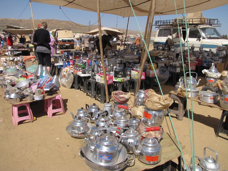 150312_markt m'rirt.jpg - Frouwkje in onderhandeling met een verkoper over een kleine theepot.